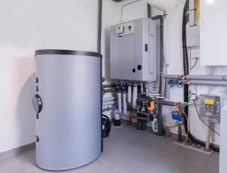 Warmwasserspeicher im Heizungskeller