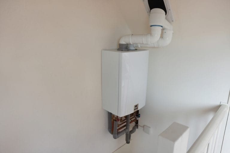 Gasbrennwerttherme in einem Heizungsraum unter dem Dach