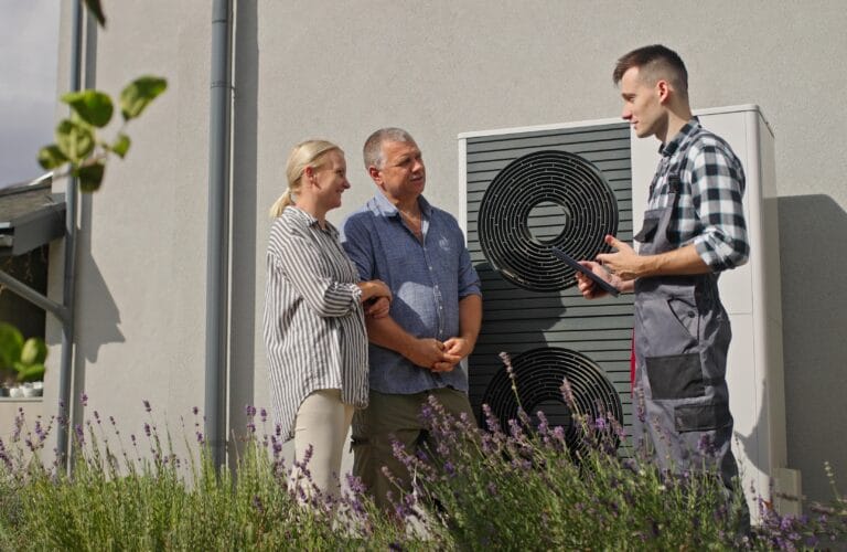 Heizungsbauer berät Paar zur BAFA-Förderung von Wärmepumpen