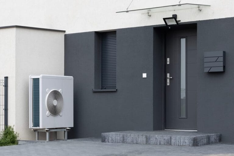 Luft-Wasser-Wärmepumpe vor einem Neubau