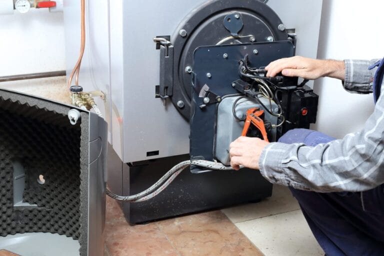 Heizungsinstallateur ersetzt Ölheizung