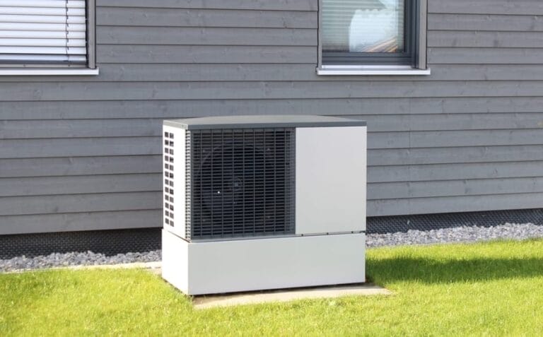 Luft-Luft-Wärmepumpe vor einem modernen Einfamilienhaus